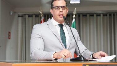Vereador Jhonatas Lazzarotto é filiado ao PSD e 1º secretário da mesa da Câmara (Foto: Comunicação Câmara)