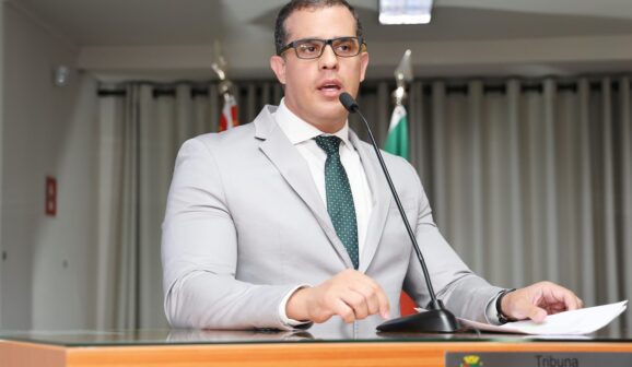 Vereador Jhonatas Lazzarotto é filiado ao PSD e 1º secretário da mesa da Câmara (Foto: Comunicação Câmara)