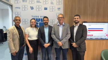 Prefeito Odair, secretários e a gerente artística da APAA, Fernanda Bento (Foto: Divulgação)