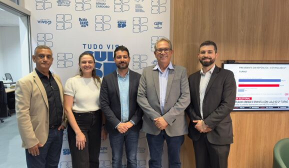 Prefeito Odair, secretários e a gerente artística da APAA, Fernanda Bento (Foto: Divulgação)