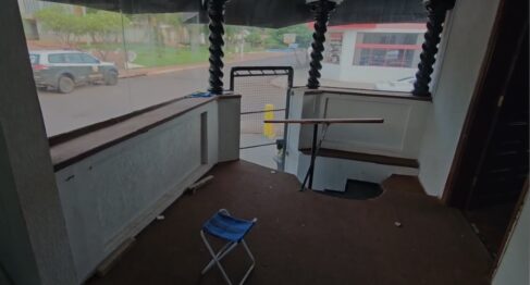 A Polícia Civil de Guaíra deflagrou, na manhã desta sexta-feira (13), uma operação para cumprimento de mandado de busca e apreensão domiciliar em uma residência no centro de Guaíra.