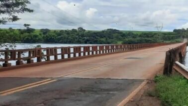 A Ponte da Volta Grande, localizada na divisa dos estados de São Paulo e Minas Gerais, está interditada desde o dia 5 de fevereiro, devido a problemas estruturais constatados na parte inferior da estrutura.