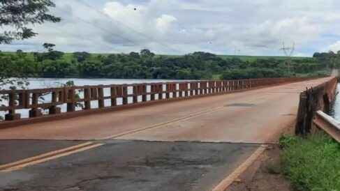 A Ponte da Volta Grande, localizada na divisa dos estados de São Paulo e Minas Gerais, está interditada desde o dia 5 de fevereiro, devido a problemas estruturais constatados na parte inferior da estrutura.