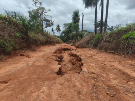 Serviço emergencial em estrada rural danificada após chuvas