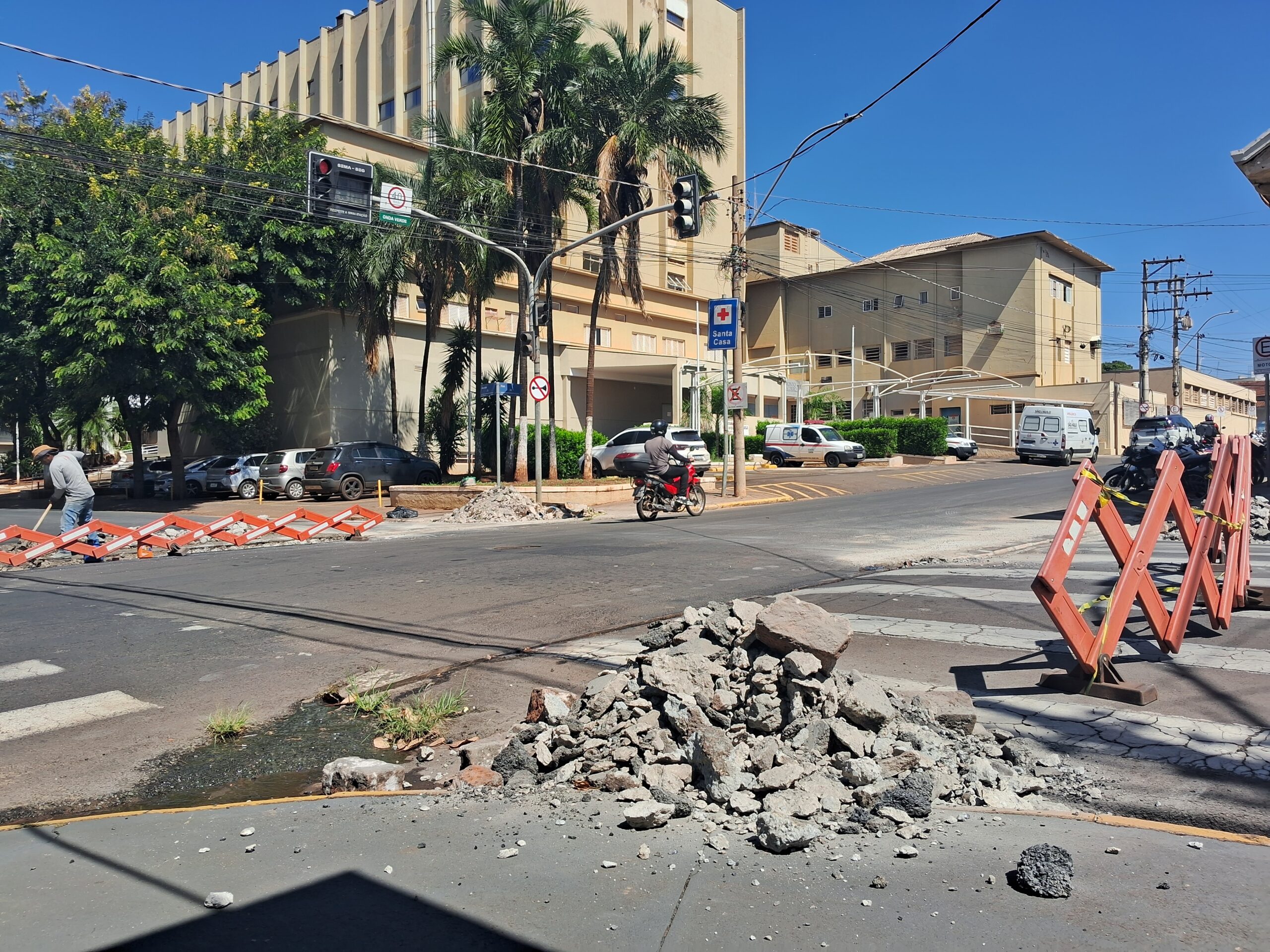 Recuperação de passagem de água altera trânsito em avenida próximo a Santa Casa