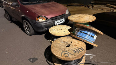 PM apreende veículo e rolos com cabos elétricos (Foto: O Diário de Barretos) PM apreende veículo e rolos com cabos elétricos (Foto: O Diário de Barretos)