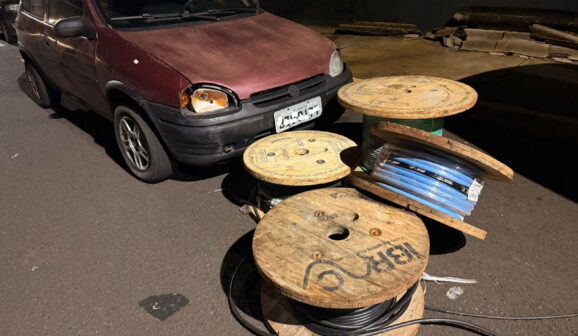 PM apreende veículo e rolos com cabos elétricos (Foto: O Diário de Barretos)