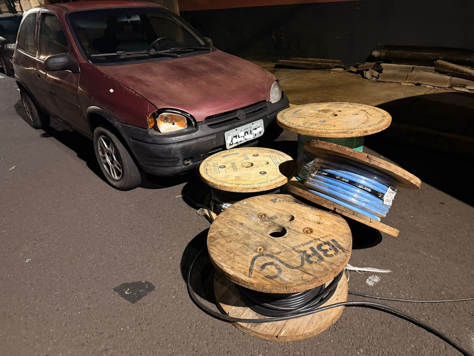 PM apreende veículo e rolos com cabos elétricos