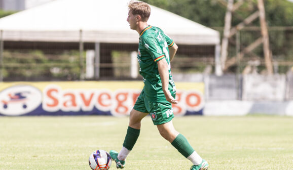 Meia Gabriel Chiari cumpre suspensão automática e é desfalque contra o Jacareí (Foto: Guilherme Aparecido)