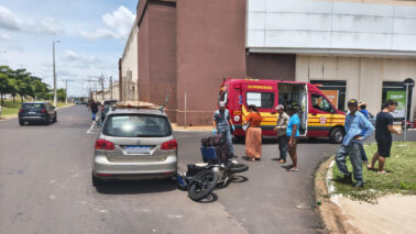 Bombeiros socorrem motociclista vítima de acidente de trânsito (Foto: O Diário de Barretos) Bombeiros socorrem motociclista vítima de acidente de trânsito (Foto: O Diário de Barretos)