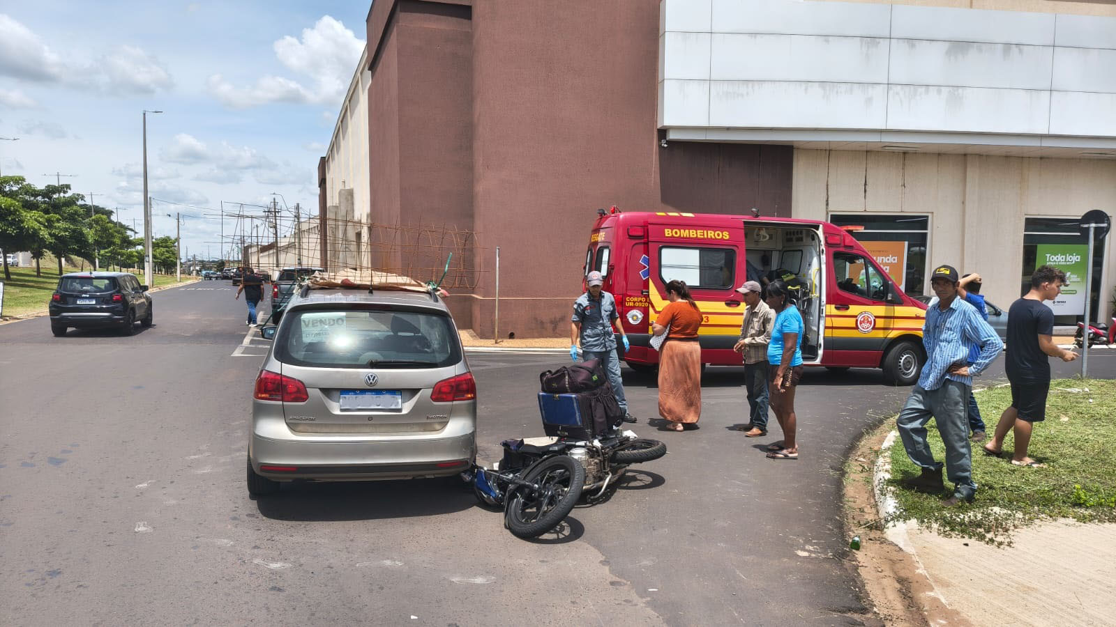 Bombeiros socorrem motociclista vítima de acidente de trânsito