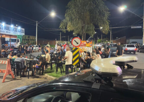Postura autua estabelecimento por obstrução parcial de via pública (Foto: O Diário de Barretos)