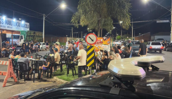 Postura autua estabelecimento por obstrução parcial de via pública (Foto: O Diário de Barretos)