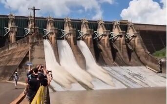 A Usina Hidrelétrica de Marimbondo, operada pela Eletrobras Furnas, localizada na cidade de Icém (SP), abriu nesta sexta-feira (20) três das seis comportas existentes na barragem localizada no Rio Grande, após três anos fechadas.