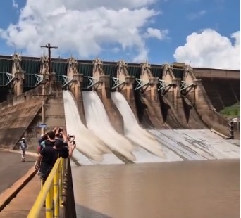 A Usina Hidrelétrica de Marimbondo, operada pela Eletrobras Furnas, localizada na cidade de Icém (SP), abriu nesta sexta-feira (20) três das seis comportas existentes na barragem localizada no Rio Grande, após três anos fechadas.