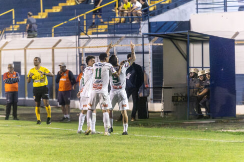 A equipe do Barretos Esporte Clube joga hoje (7), às 16h, diante do Araçatuba, em partida válida pela 9ª rodada do Campeonato Paulista.