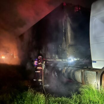 Bombeiros apagam incêndio em caminhão na Faria Lima (Foto: O Diário de Barretos)