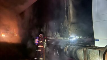 Bombeiros apagam incêndio em caminhão na Faria Lima (Foto: O Diário de Barretos) Bombeiros apagam incêndio em caminhão na Faria Lima (Foto: O Diário de Barretos)