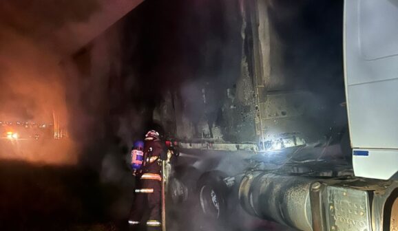 Bombeiros apagam incêndio em caminhão na Faria Lima (Foto: O Diário de Barretos)