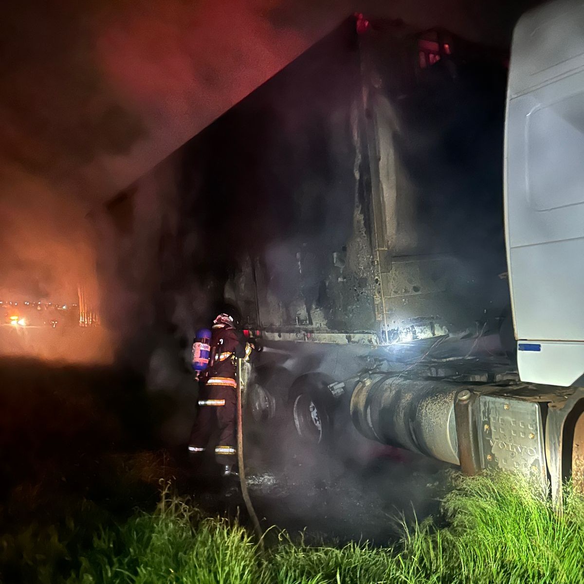 Bombeiros apagam incêndio em caminhão na Faria Lima