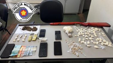 PM prende casal, encontra arma e mais de meio quilo de drogas (Foto: O Diário de Barretos)