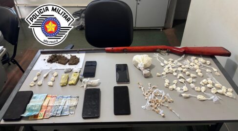 PM prende casal, encontra arma e mais de meio quilo de drogas (Foto: O Diário de Barretos)