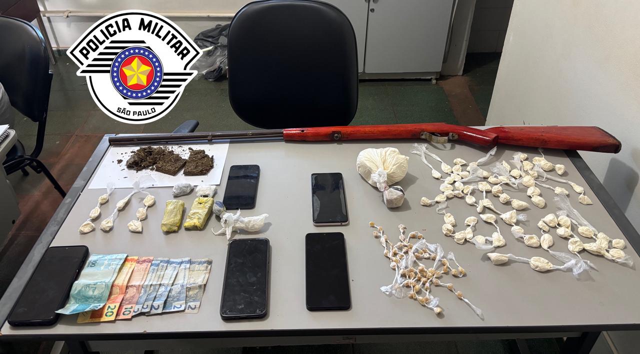 PM prende casal, encontra arma e mais de meio quilo de drogas