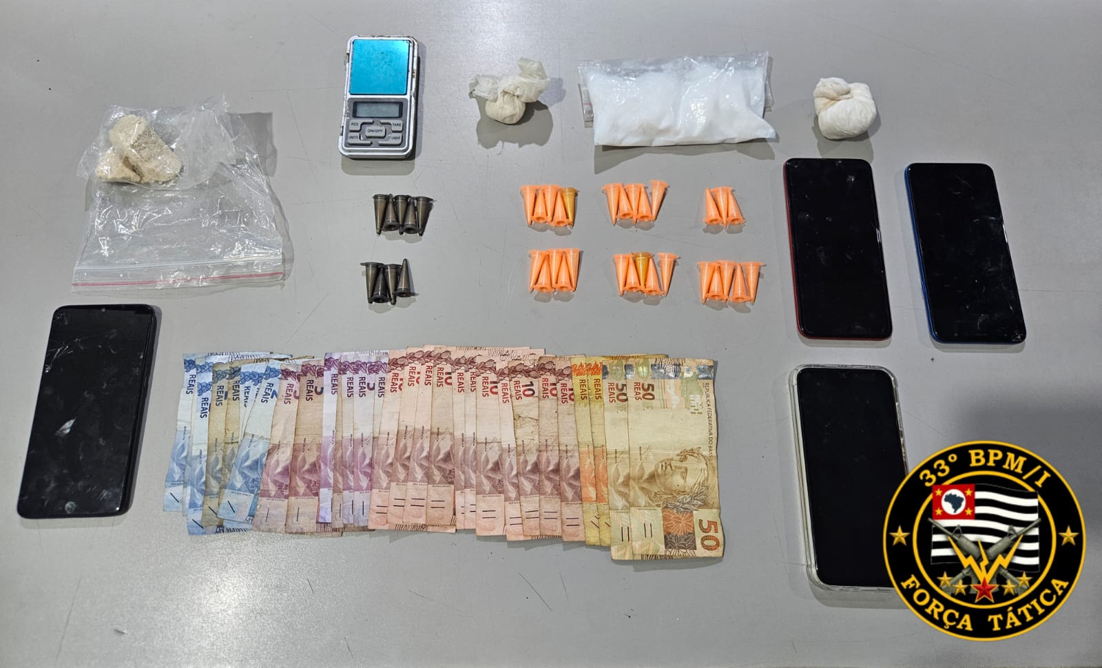 Polícia Militar detém três na prática de tráfico no Luís Spina