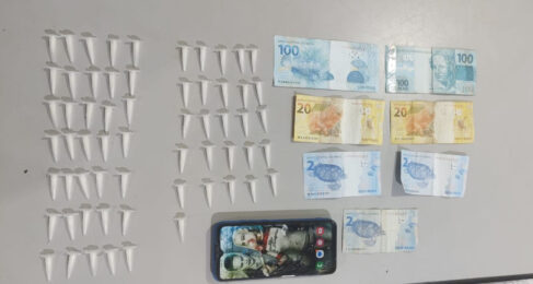 Mulher é presa pela PM por tráfico de entorpecente (Foto: O Diário de Barretos)