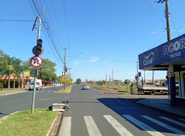 Caminhão destrói semáforos no Pedro Cavalini e trânsito segue em alerta