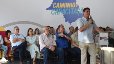 A cidade de Severínia sediou, na tarde de ontem (6), a solenidade de formatura de 625 alunos que concluíram os cursos oferecidos pelo projeto Caminho da Capacitação, realizados nas carretas do Fundo Social de Solidariedade de São Paulo.