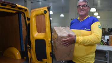Com uma vida dedicada à Empresa Brasileira de Correios e Telégrafos, próximo de completar 40 anos de serviço no mês de outubro, o barretense Paulo Fernando Mazer, de 59 anos, encerra hoje (13) sua jornada de trabalho dedicada ao serviço postal do país.