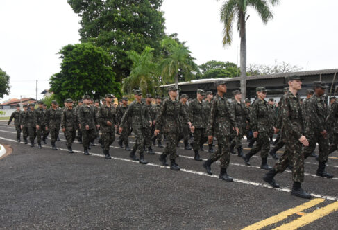 Formatura marca entrada de 100 atiradores no Tiro de Guerra