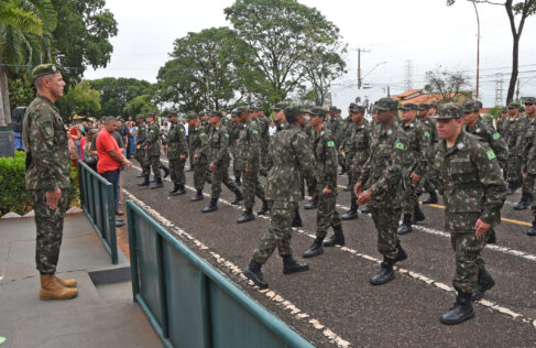 Formatura marca entrada de 100 atiradores no Tiro de Guerra