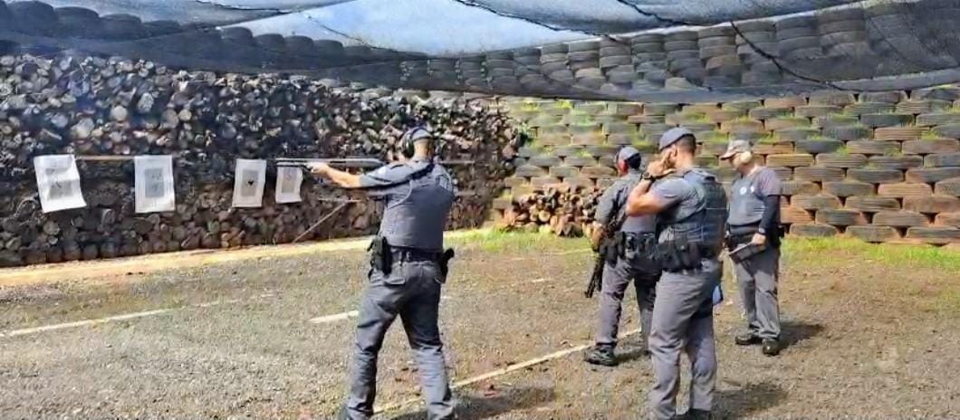PM promove treinamento com espingarda calibre 12