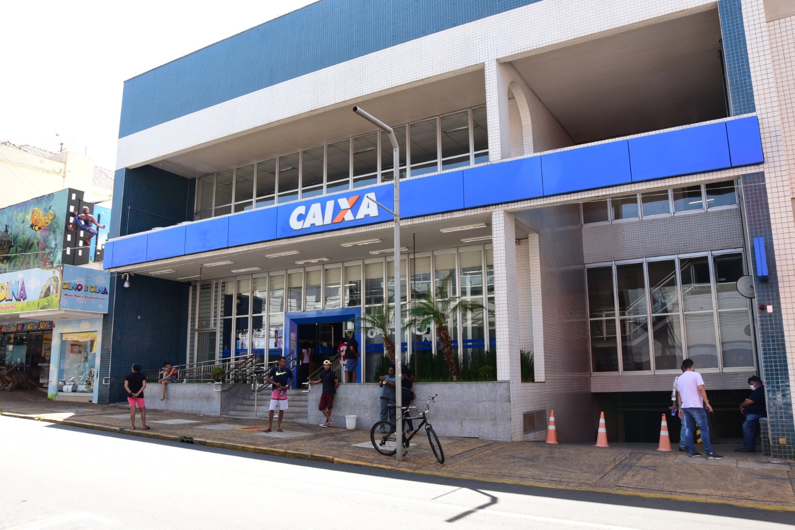 Criminosos invadem conta de motorista e realizam empréstimos