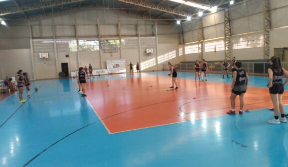 As equipes de basquete feminino das categorias Sub-14 e Sub-15 do Colégio FEB/Instituto APAB, após realizarem uma semana de avaliação com a coordenação da treinadora Cynthia Almeida