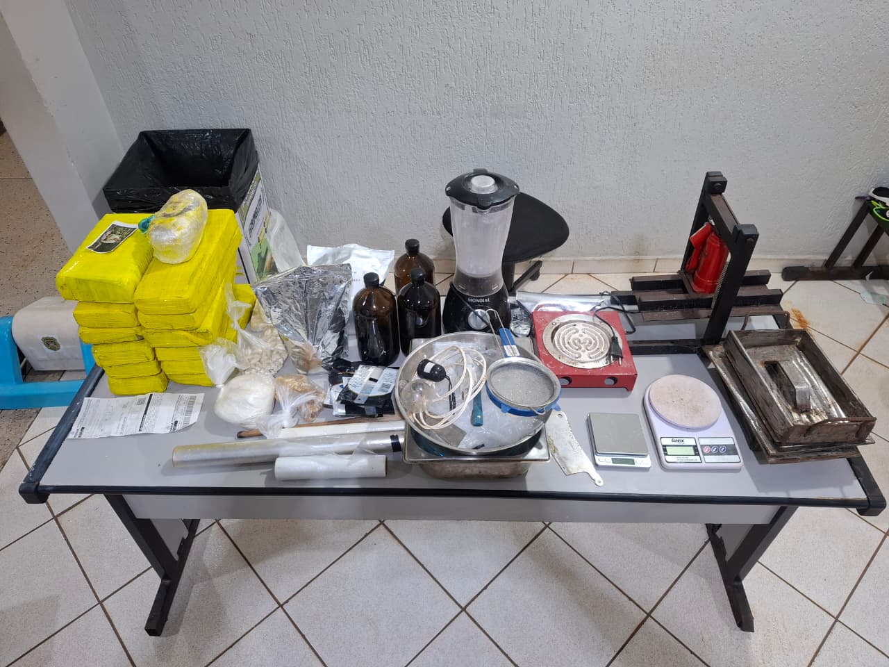 Polícia Militar encontra 16kg de entorpecentes em residência