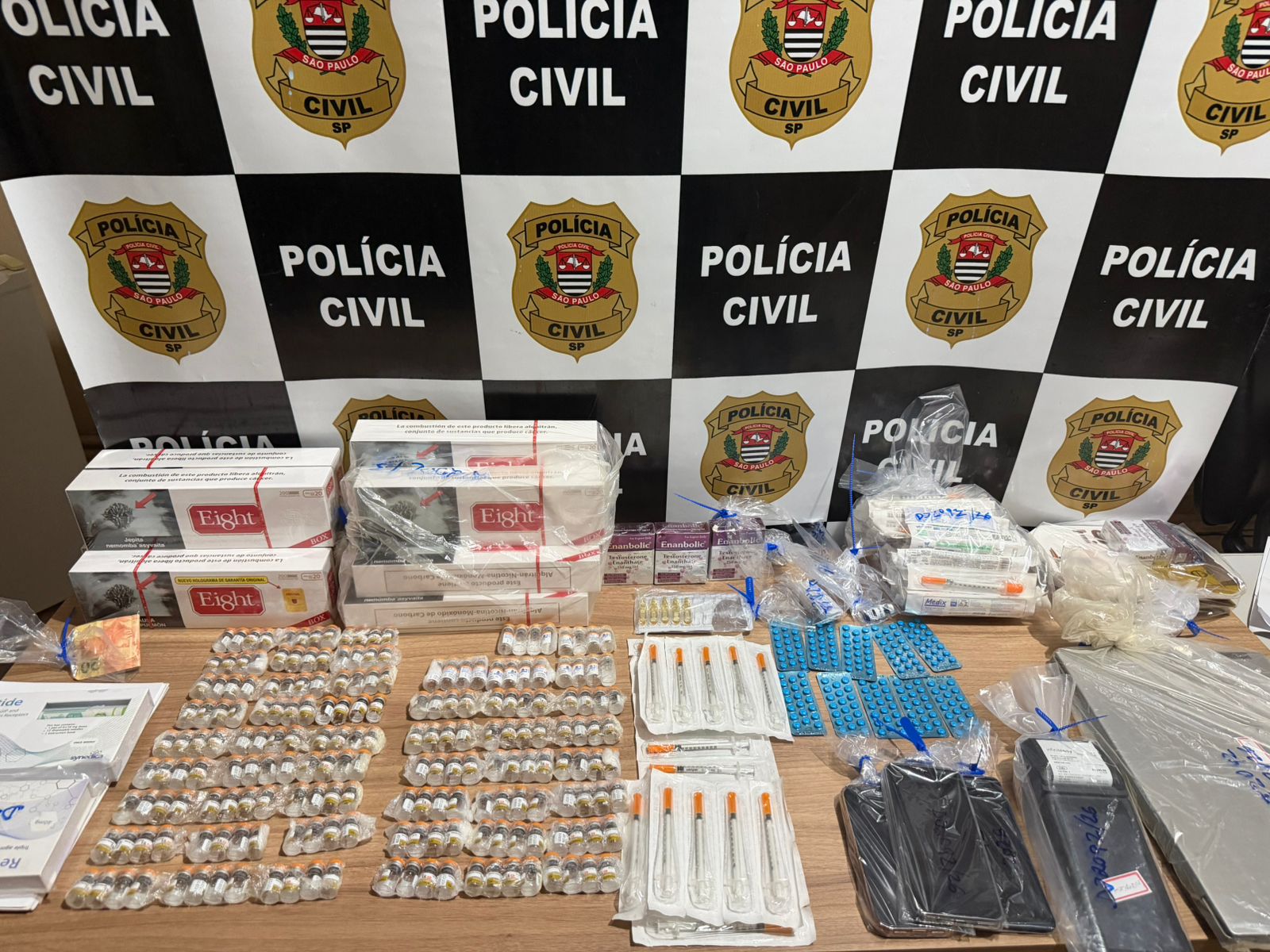 Polícia Civil apreende medicamentos irregulares e cigarros contrabandeados