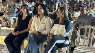 Cristiane Freitas (centro) foi recebida pelo Roselaine Silva e assistiu apresentações no Recinto (Foto: Tininho Junior)