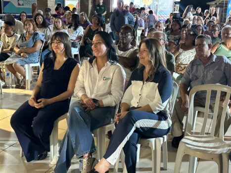 Cristiane Freitas (centro) foi recebida pelo Roselaine Silva e assistiu apresentações no Recinto (Foto: Tininho Junior)