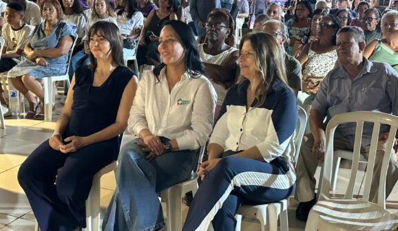 Cristiane Freitas (centro) foi recebida pelo Roselaine Silva e assistiu apresentações no Recinto (Foto: Tininho Junior)