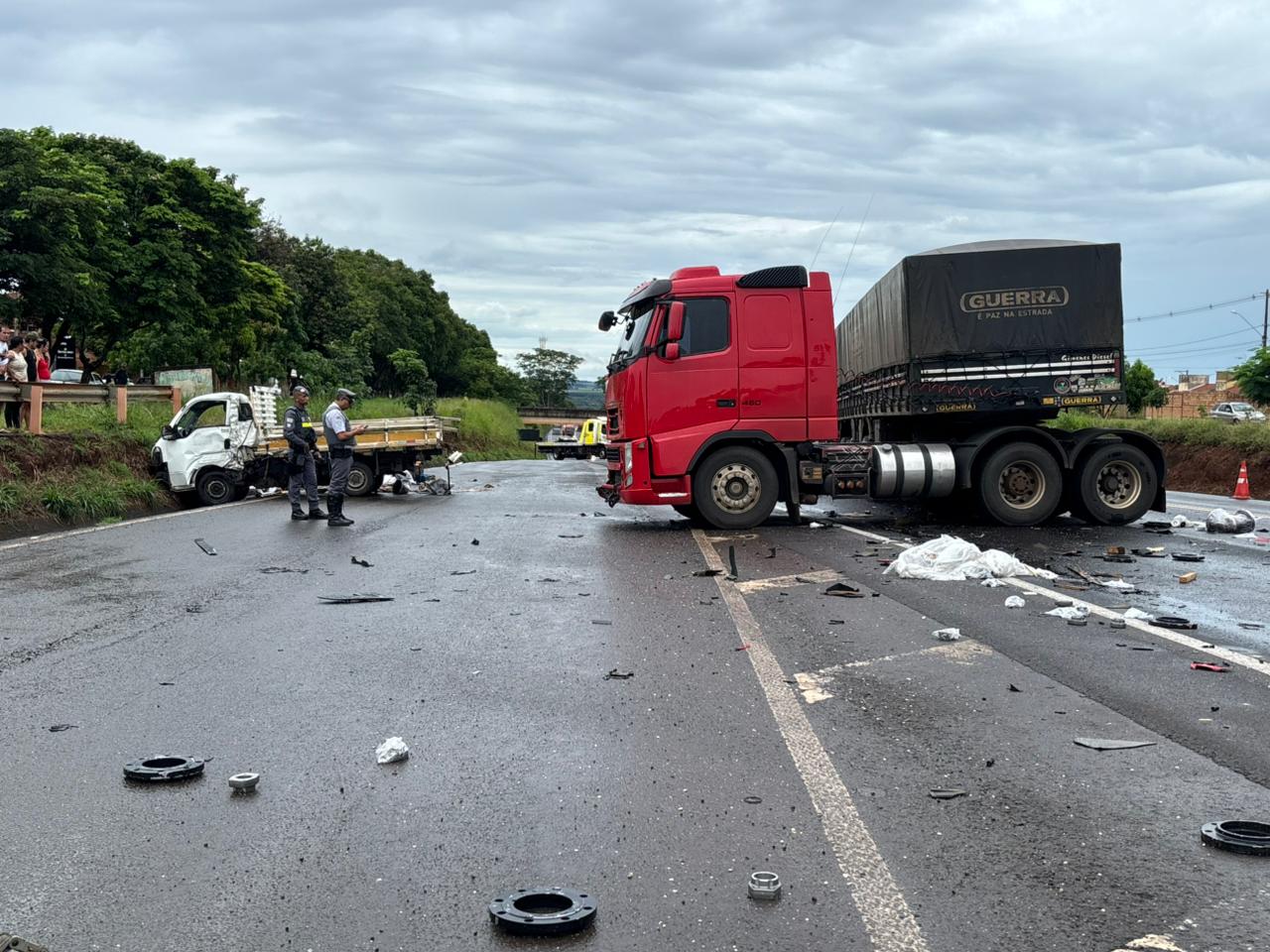 Colisão envolvendo caminhão e camioneta provoca morte de condutor na Faria Lima