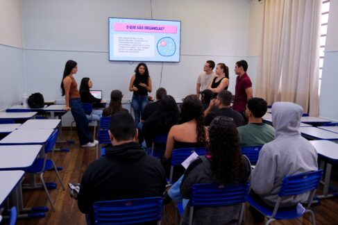 A integração entre o ensino superior e a rede pública estadual ganhou um novo capítulo com a chegada das atividades de extensão da Faculdade de Ciências da Saúde Dr. Paulo Prata (FACISB) à Escola Estadual Coronel Almeida Pinto.