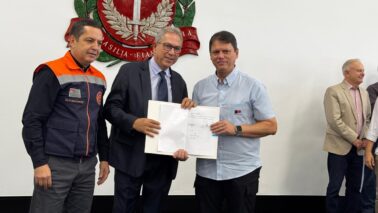 O prefeito da Estância Turística de Barretos, Odair Silva, o governador de São Paulo, Tarcísio de Freitas, e o coordenador estadual de Proteção e Defesa Civil, Cel. PM Araújo Monteiro