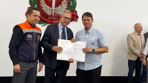 O prefeito da Estância Turística de Barretos, Odair Silva, o governador de São Paulo, Tarcísio de Freitas, e o coordenador estadual de Proteção e Defesa Civil, Cel. PM Araújo Monteiro
