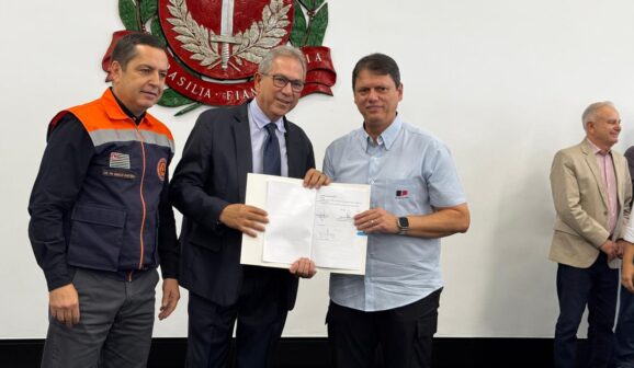 O prefeito da Estância Turística de Barretos, Odair Silva, o governador de São Paulo, Tarcísio de Freitas, e o coordenador estadual de Proteção e Defesa Civil, Cel. PM Araújo Monteiro