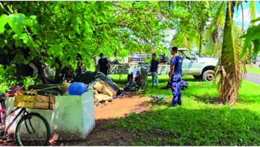 Morador recusa acolhimento e ação retira entulhos na Via dos Coqueiros