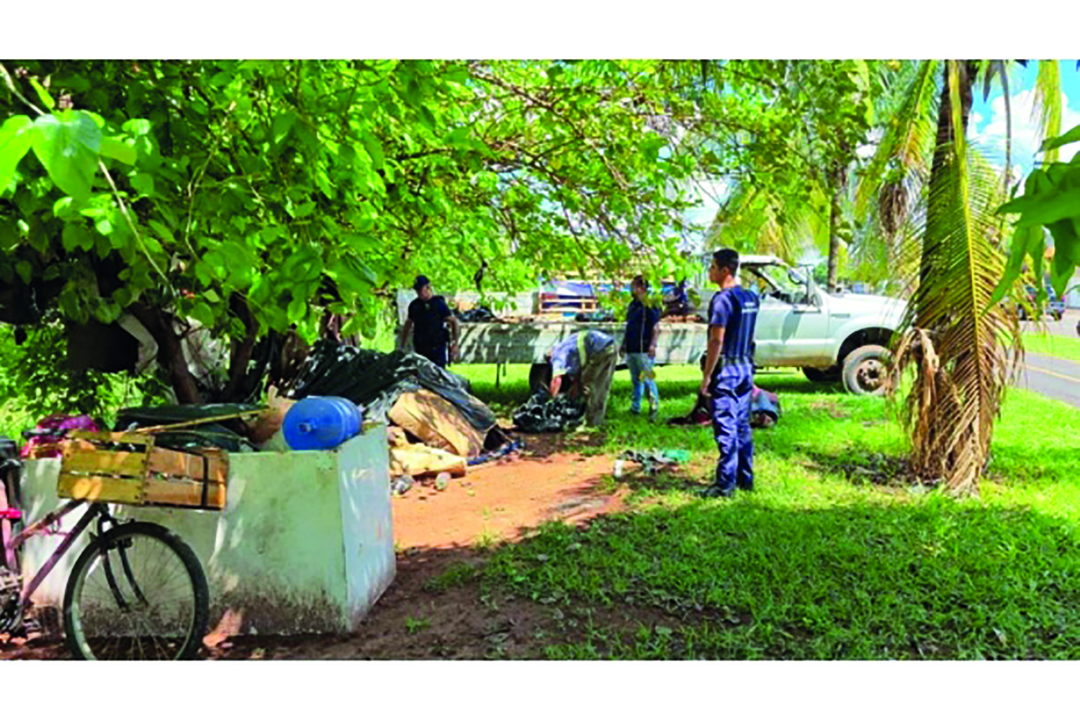 Morador recusa acolhimento e ação retira entulhos na Via dos Coqueiros