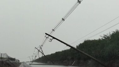 Chuva e vento tombam postes em vicinal na região de Barretos (Foto: O Diário de Barretos)